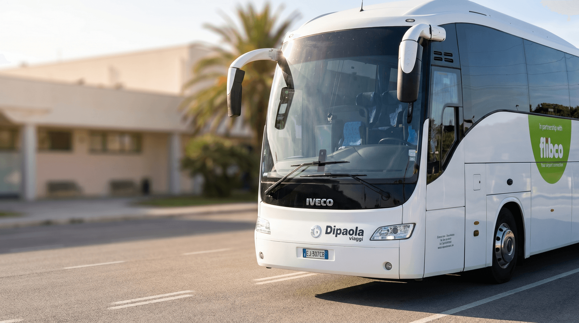 Bus Dipaola Viaggi flibco davanti all’aeroporto di Catania